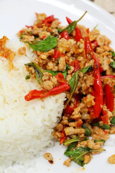 Fesleğen ve domuz eti lezzetli kızarmış pilav