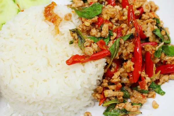 Gebratener Reis mit Basilikum und Schweinefleisch köstlich — Stockfoto