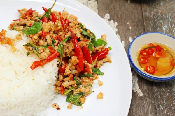 Fesleğen ve domuz eti lezzetli kızarmış pilav