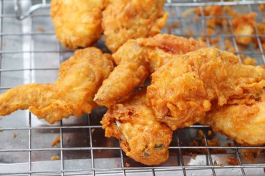 kızarmış tavuk içinde belgili tanımlık çarşı lezzetlidir