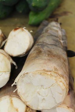 Tatlı bambu markette yemek pişirmek için ateş