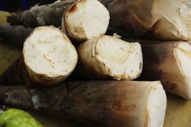 Tatlı bambu markette yemek pişirmek için ateş