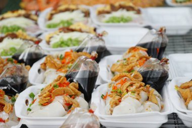 Soslu lezzetli taze makarna böreği