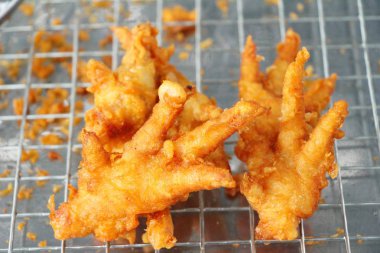 Kızarmış tavuk ayağı lezzetli içinde belgili tanımlık çarşı