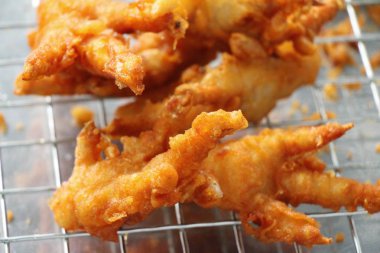 Kızarmış tavuk ayağı lezzetli içinde belgili tanımlık çarşı