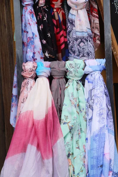 Kleurrijke sjaals shop te koop op markt — Stockfoto