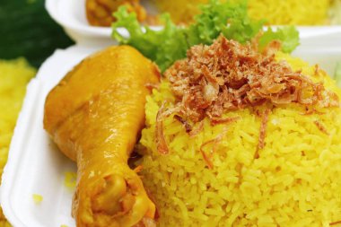 Tavuk biryani pirinç lezzetli ve sos