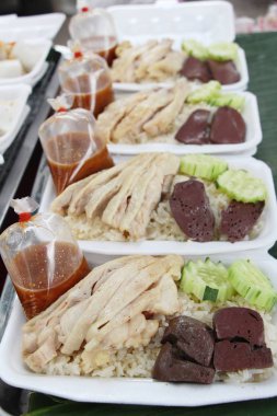 Tavuk sosu ile lezzetli haşlanmış pirinç