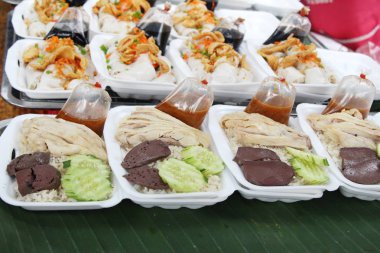 Tavuk sosu ile lezzetli haşlanmış pirinç