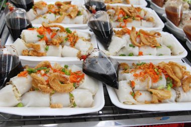 Soslu lezzetli taze makarna böreği