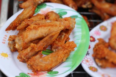 kızarmış tavuk içinde belgili tanımlık çarşı lezzetlidir