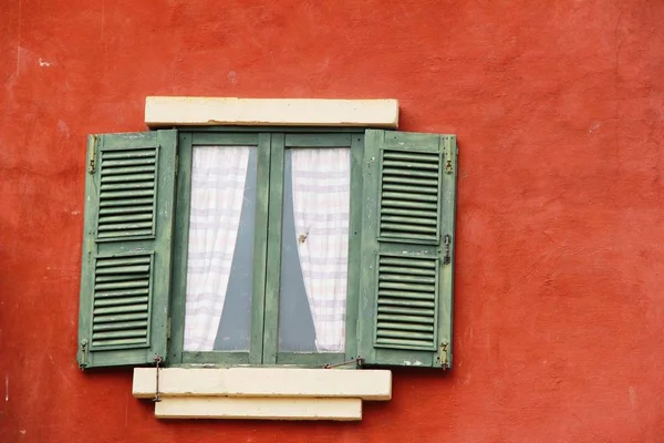 Ventana y pared de ladrillo es de estilo vintage —  Fotos de Stock