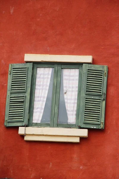 Ventana y pared de ladrillo es de estilo vintage —  Fotos de Stock