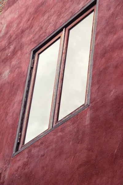 Vintage tarzı penceresi ve tuğla duvar olduğunu — Stok fotoğraf