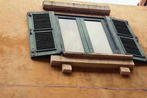 Window and brick wall is vintage style — Stock Photo, Image