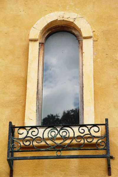 Window and brick wall is vintage style — Stock Photo, Image