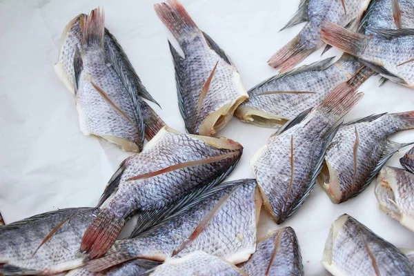 Torkad fisk för matlagning på marknaden — Stockfoto