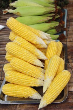 Belgili tanımlık çarşı içinde yemek pişirmek için taze Mısır