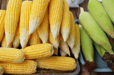 Belgili tanımlık çarşı içinde yemek pişirmek için taze Mısır