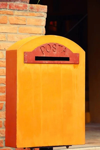 Mail box stylu vintage z naturą — Zdjęcie stockowe