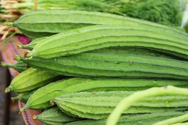 市场的烹饪新鲜丝瓜 acutangula — 图库照片