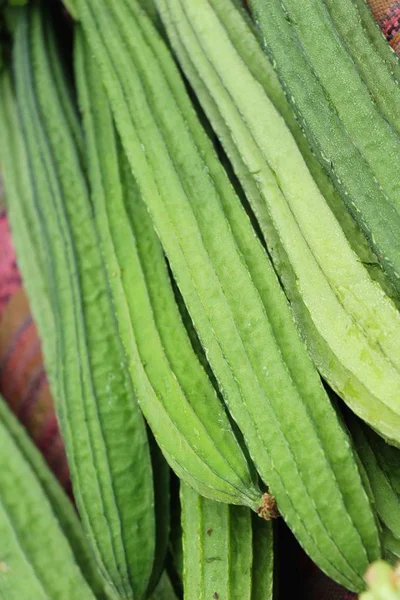 Luffa acutangula fresca para cocinar en el mercado — Foto de Stock