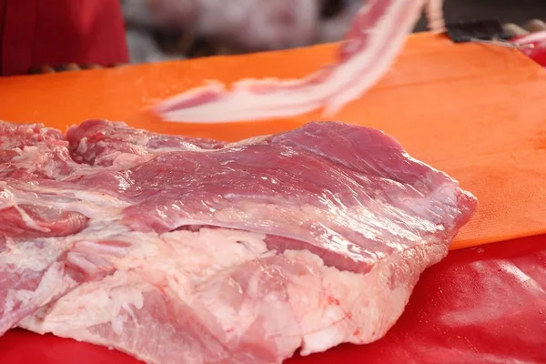 Pata de cerdo cruda para cocinar en el mercado — Foto de Stock