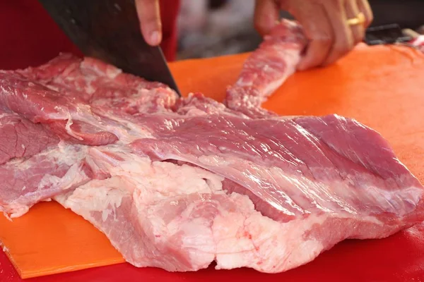 Rauw varkensvlees voet voor het koken in de markt — Stockfoto