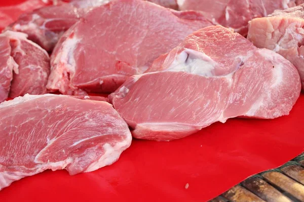 Сырая свиная лапка для приготовления пищи на рынке — стоковое фото