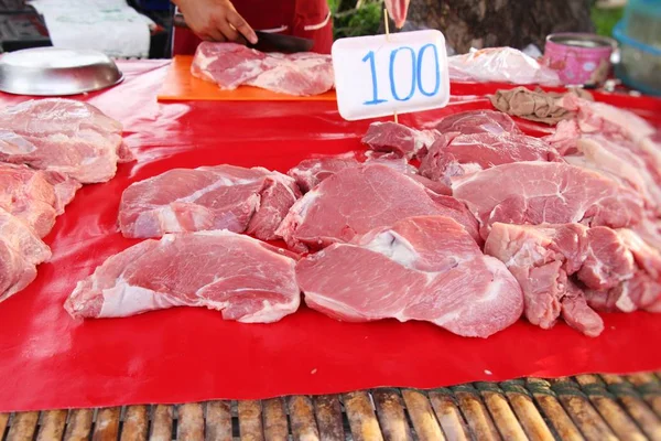 Råa grisfötter för matlagning på marknaden — Stockfoto