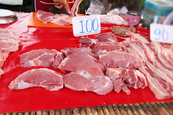 市場で調理用生豚足 — ストック写真