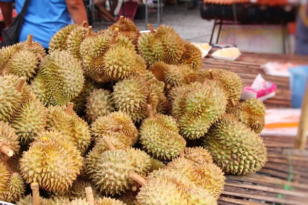 Durian fruit is delicious in the market — Stock Photo, Image