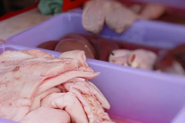 Piede di maiale crudo per cucinare nel mercato — Foto Stock