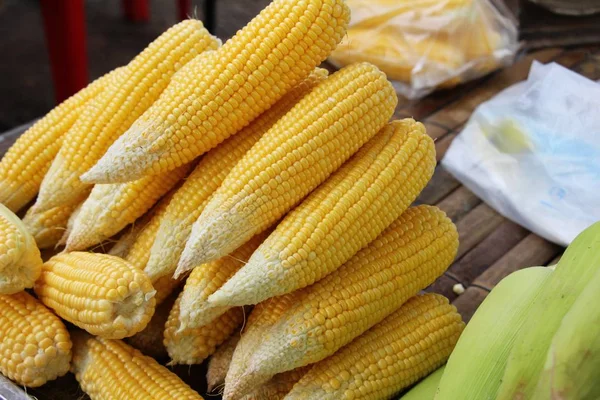 Maïs frais pour la cuisson sur le marché — Photo