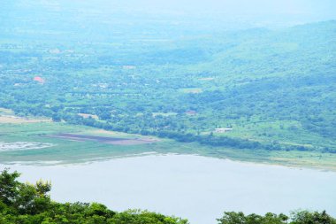 Dağ ve göl manzara doğa ile