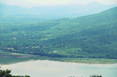 Dağ ve göl manzara doğa ile