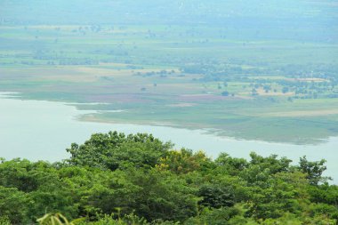 Dağ ve göl manzara doğa ile