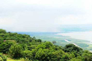 Dağ ve göl manzara doğa ile