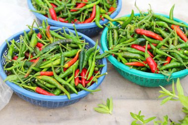Belgili tanımlık çarşı içinde yemek pişirmek için taze biber