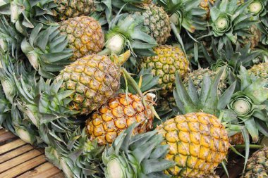 Taze ananas içinde belgili tanımlık çarşı lezzetlidir
