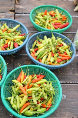 Belgili tanımlık çarşı içinde yemek pişirmek için taze biber
