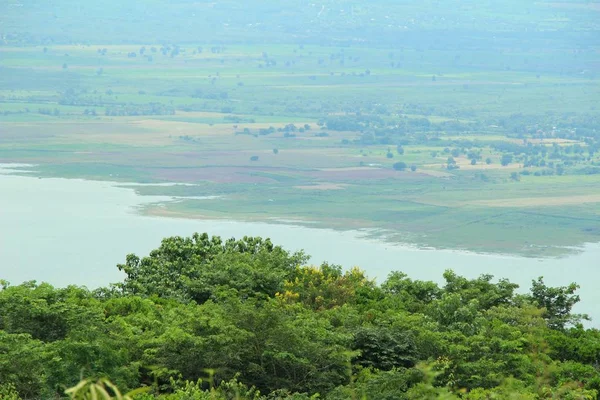 Dağ ve göl manzara doğa ile