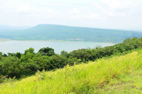 自然と山と湖の風景 — ストック写真