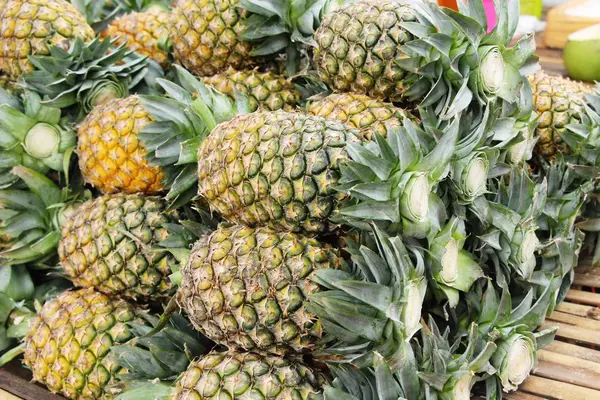 Taze ananas içinde belgili tanımlık çarşı lezzetlidir