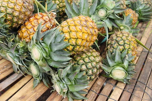 Verse ananas is heerlijk in de markt — Stockfoto