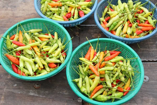Belgili tanımlık çarşı içinde yemek pişirmek için taze biber