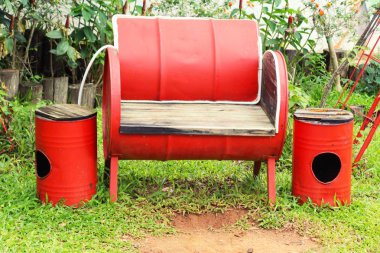 Bahçedeki renkli sandalyeler