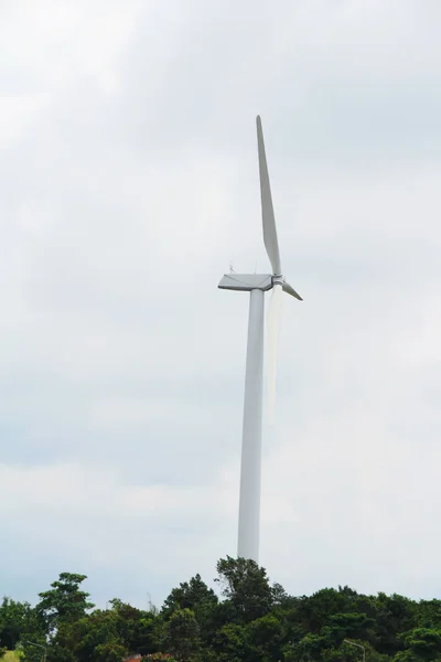 Turbina eólica, energia elétrica com a natureza — Fotografia de Stock