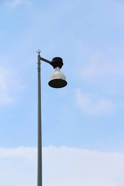 Lámpara con cielo azul — Foto de Stock