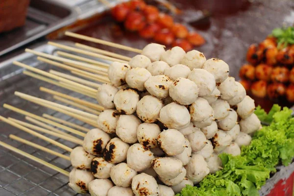 Gegrilde worst en gehaktbal is lekker — Stockfoto